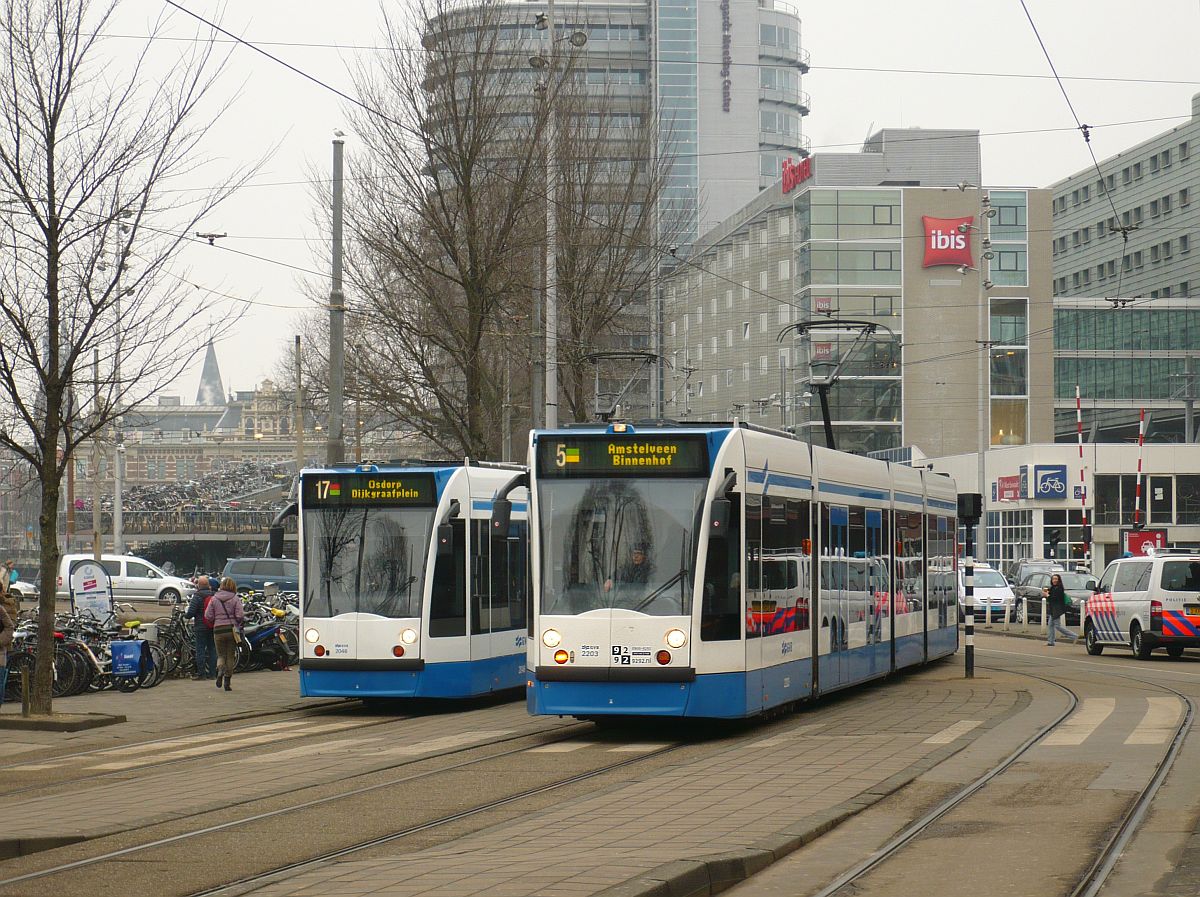 GVBA TW 2203 und 2046 Stationsplein, Amsterdam Centraal Station 11-02-2015.

GVBA tram 2203 en 2046 Stationsplein, Amsterdam centraal station 11-02-2015.