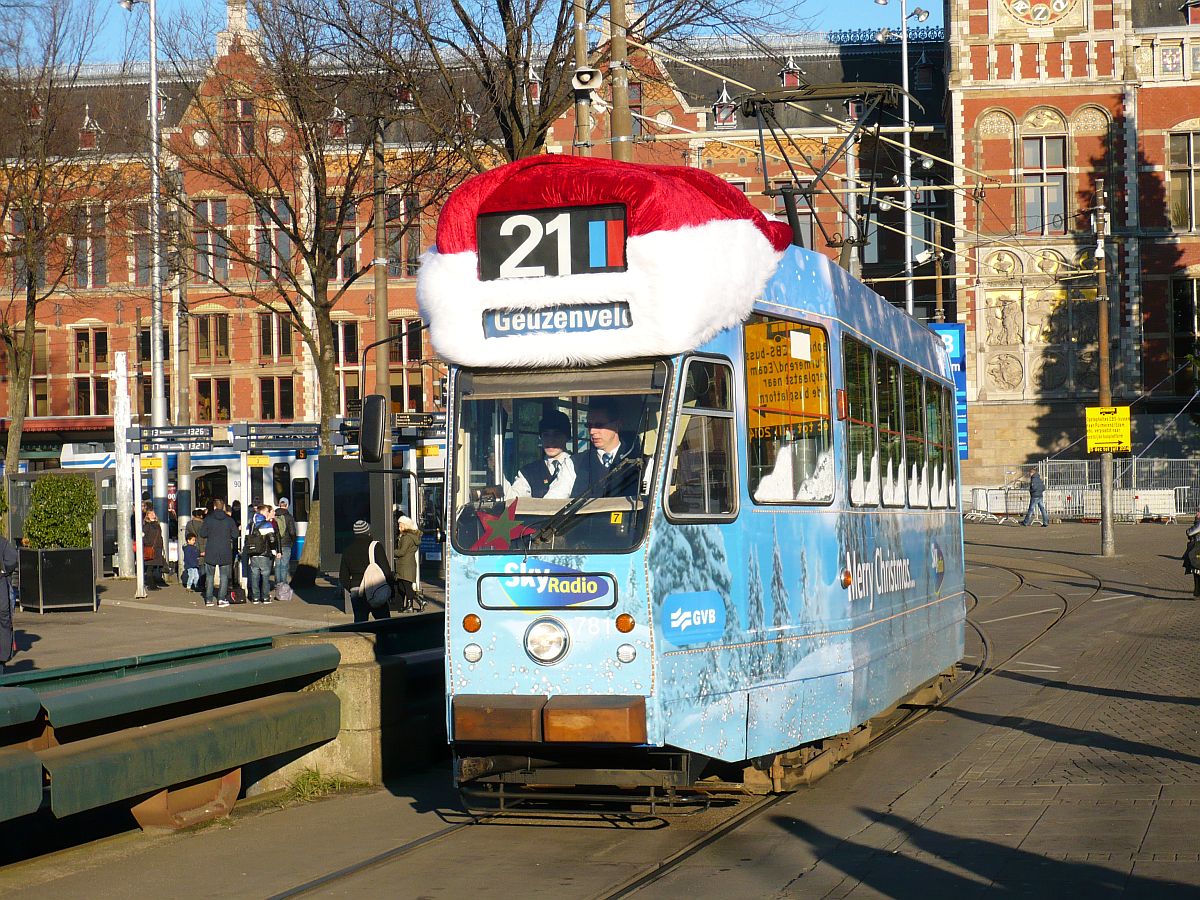 GVBA TW 781 Weihnachts Strassenbahn. Stationsplein, Amsterdam 11-12-2013.

GVBA tram 781 Kersttram gesponsord door Sky Radio voor het centraal station. Stationsplein Amsterdam 11-12-2013.
