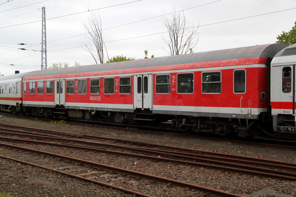 Halberstdter Mitteleinstiegswagen der Bauart By439 stand am 16.05.2015 im Bahnhof Warnemnde.