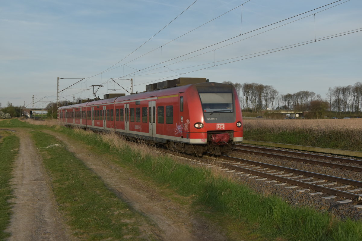 Halbzug RE8, der hier bei Gierath gen Gubberath fahrend zu sehen ist.
Der Zug ist nach Mönchengladbach unterwegs am Abend des 30.3.2017