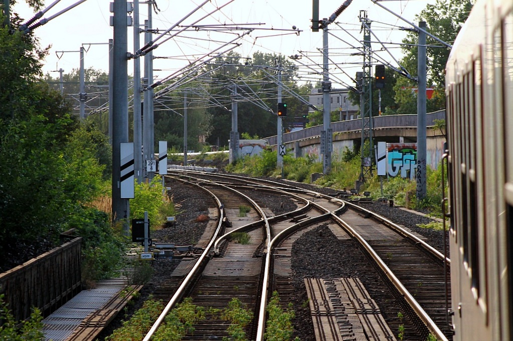 Hamburg mal anders(Bild 1)...Blick aus dem SH-Express auf die Strecke kurz bevor die Gabelung nach HH-Altona/HH-Diebsteich kommt, der Zug hat gerade den S-Bahn Bahnhof Holstenstrasse passiert. 06.08.2013