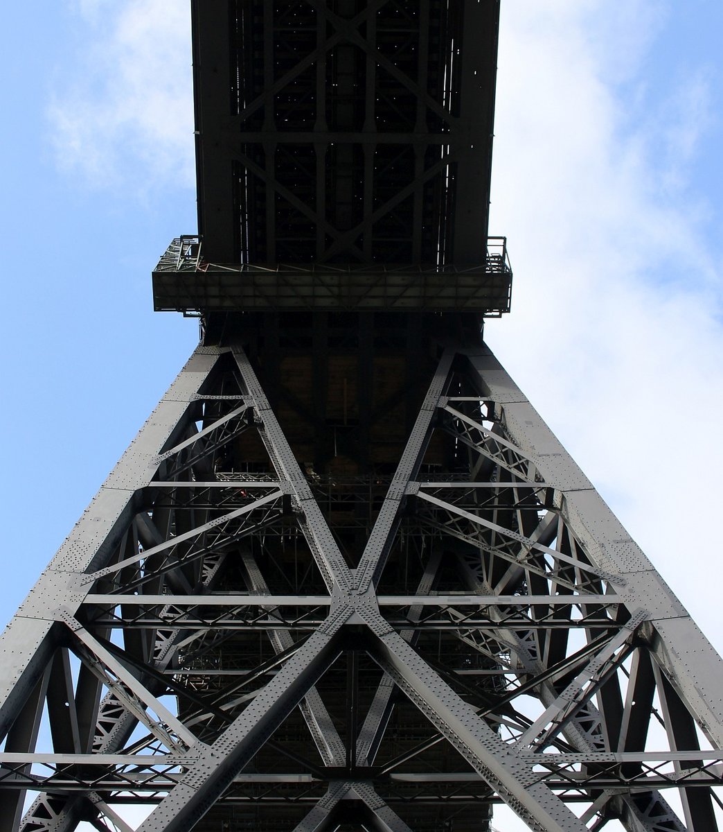 Haupttrger der Hochbrcke Schwebefhre Sd-Seite Osterrhnfeld. 08.03.2019