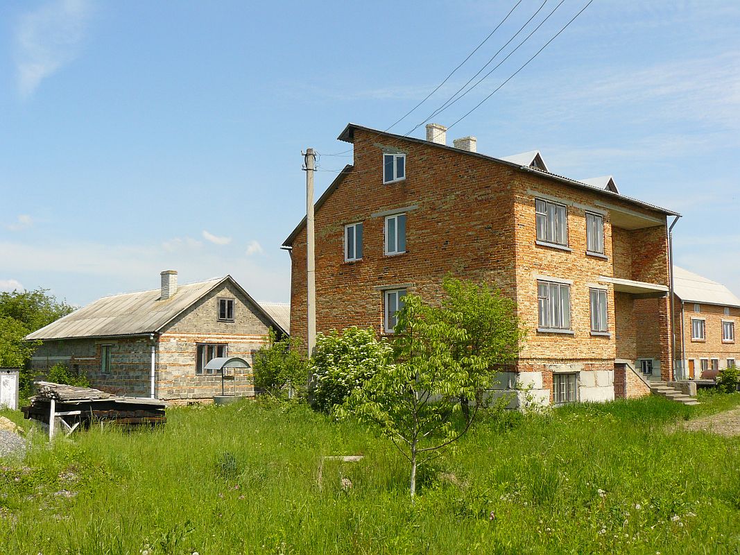 Haus in Lavrykiv, Ukraine 20-05-2012.

Huis in Lavrykiv, Oekrane 20-05-2012.
