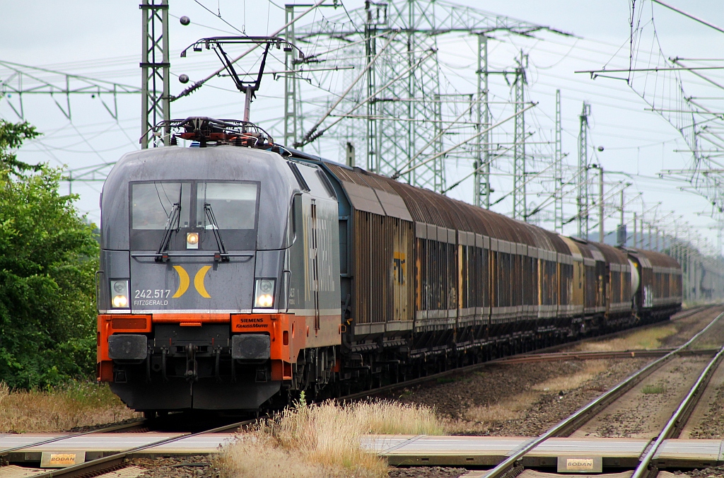 HCR 182 517-3/ES64U2-017/242.517  Fitzgerald  rollt hier mit dem Papierzug aus Dortmund durch Jübek. 26.06.2013