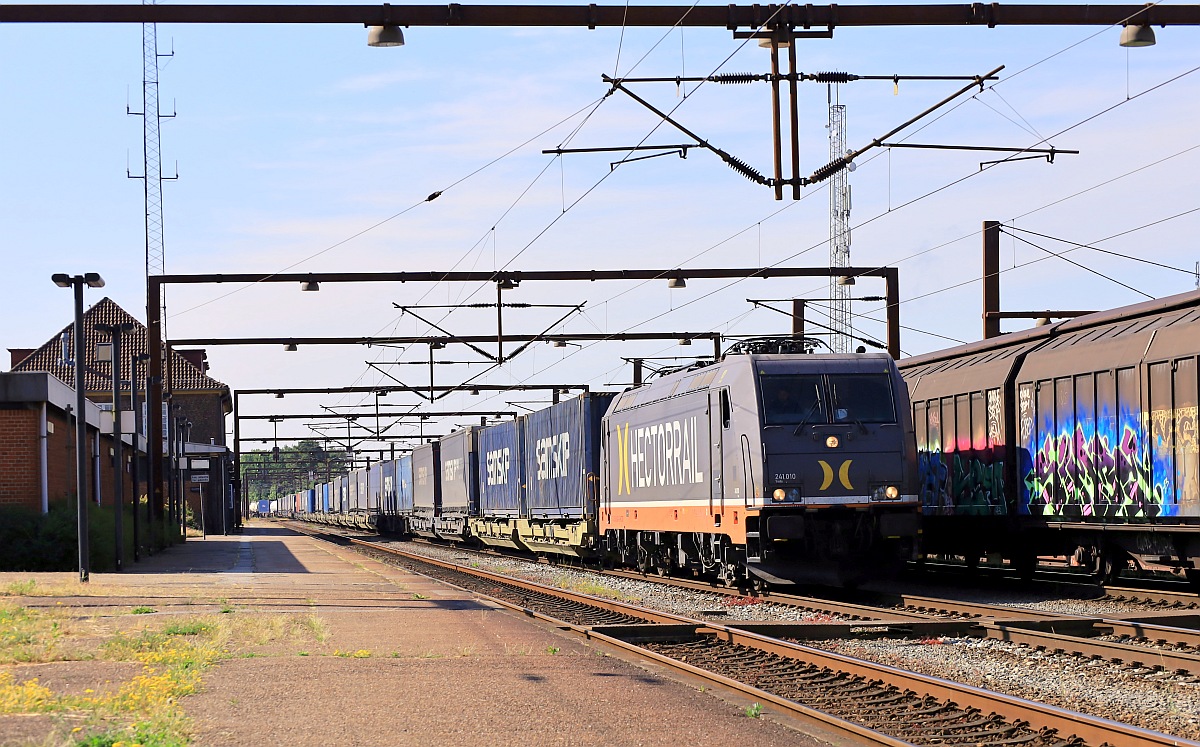 Hector 241.010 hat hier mit dem DSV/Samskip KLV Einfahrt in Pattburg/DK. 17.06.2023