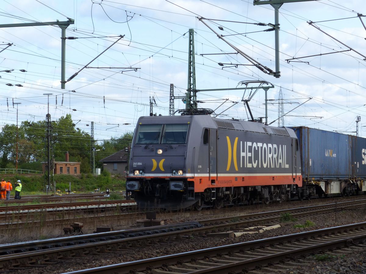 Hector Rail Lokomotive 241 004 mit dem Namen  R2D2  und der UIC-Nummer 91 74 62 41 004-9 S-HCTOR Gterbahnhof Oberhausen West 19-09-2019.

Hector Rail locomotief 241 004 met de naam  R2D2  en UIC nummer 91 74 62 41 004-9 S-HCTOR goederenstation Oberhausen West 19-09-2019.