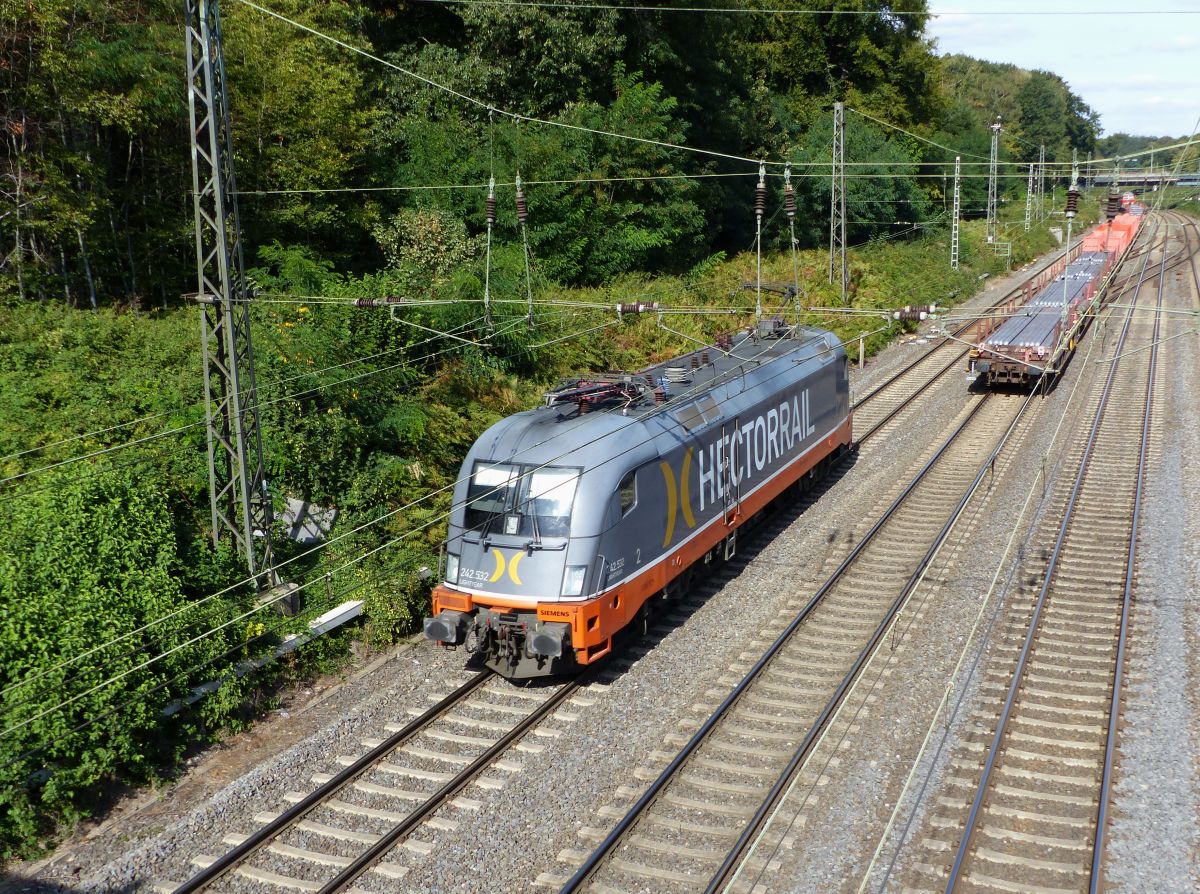 Hector Rail Lokomotive 242 532 Abzweig Lotharstrasse, Forsthausweg, Duisburg 19-09-2019.

Hector Rail locomotief 242 532 Abzweig Lotharstrasse, Forsthausweg, Duisburg 19-09-2019.