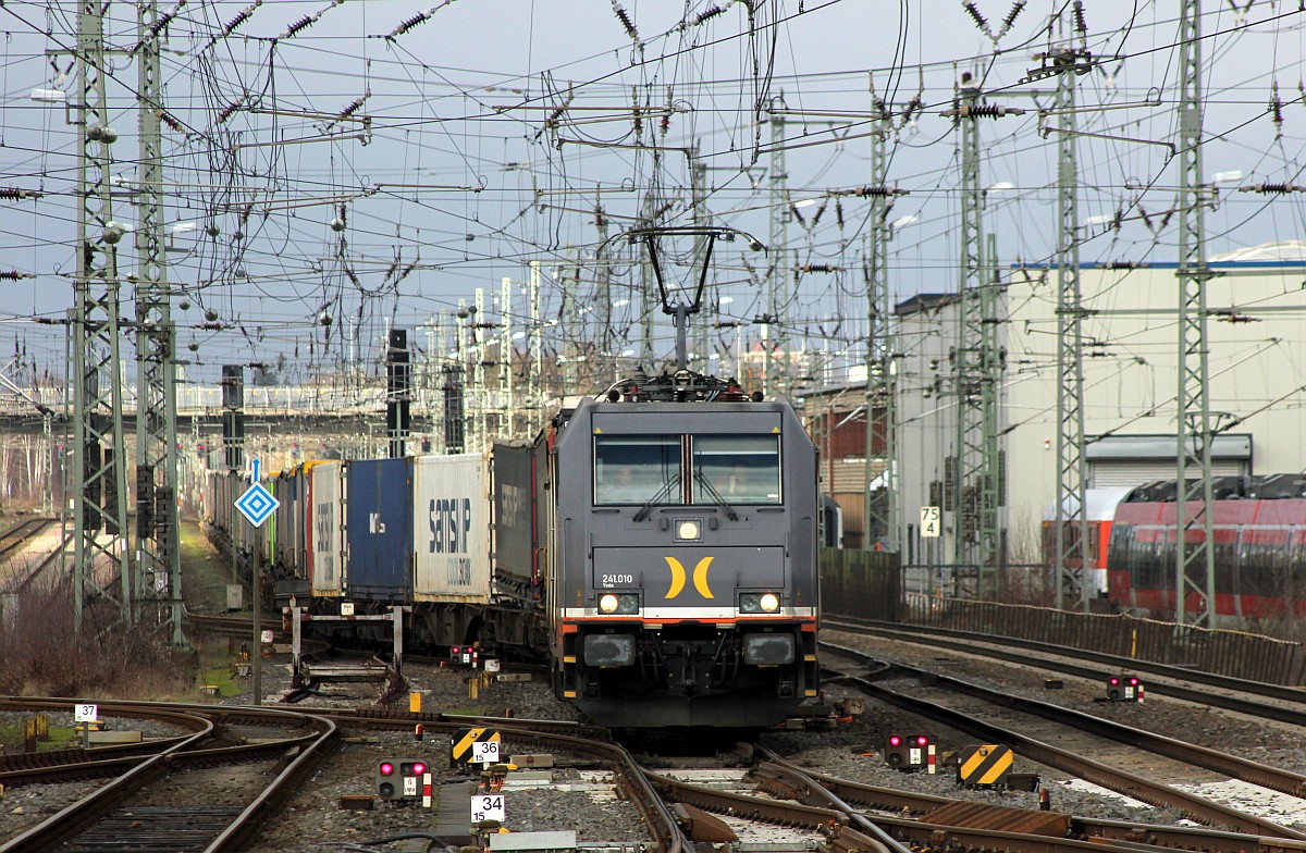 Hectorrail 241.010 musste den Dänen IC passieren lassen und darf Neumünster nun Richtung Hamburg verlassen II . Neumünster 25.02.2020