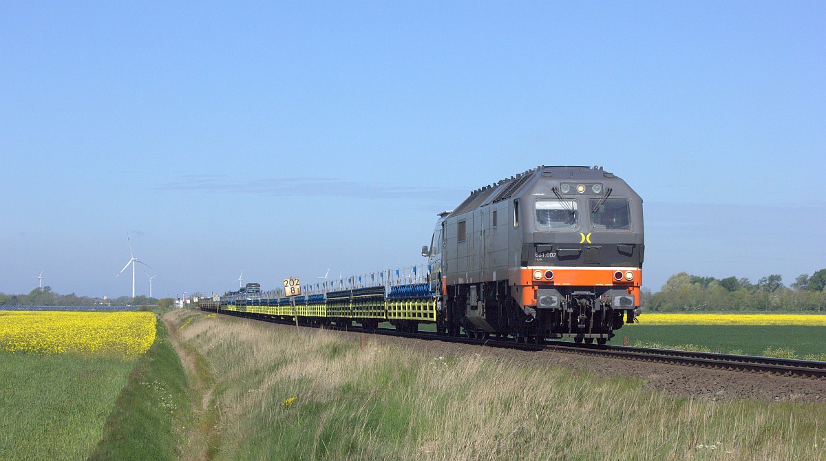 Hectorrail 861.002 mit AZS von Sylt kommend dieselte hier Richtung Niebll vorbei. Gotteskoog 17.05.2020