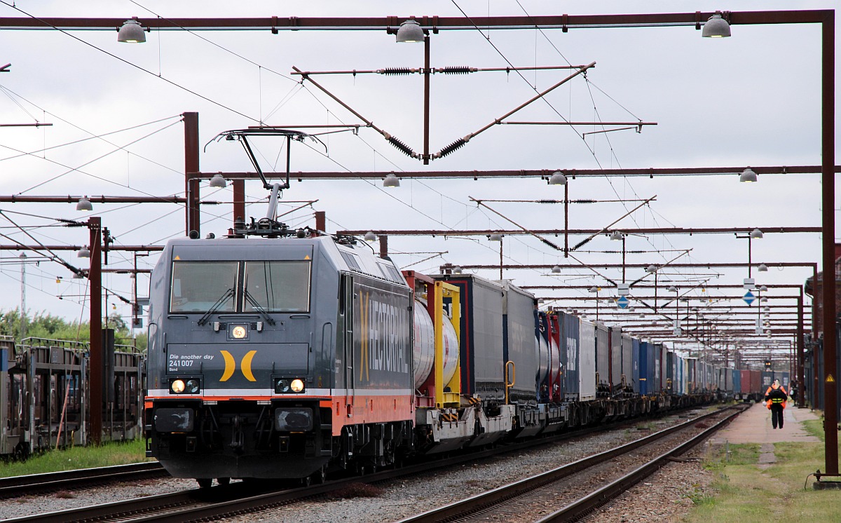 Hectorrails zwei Namen Lok... Die another day  241 007-2  Bond , REV/BSK Fw510/08.11.19 mit KLV gen Sden in Warteposition im Bhf Pattburg/DK. 08.07.2022