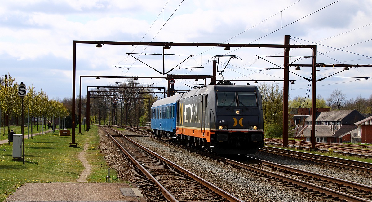 Hectort 241.011-4 C3PO mit dem frisch revisionierten Bvcmz Wagen der RAG der ab Mai im schwedischen SJ Nachtzug mitfahren soll. Pattburg/DK 29.04.2022