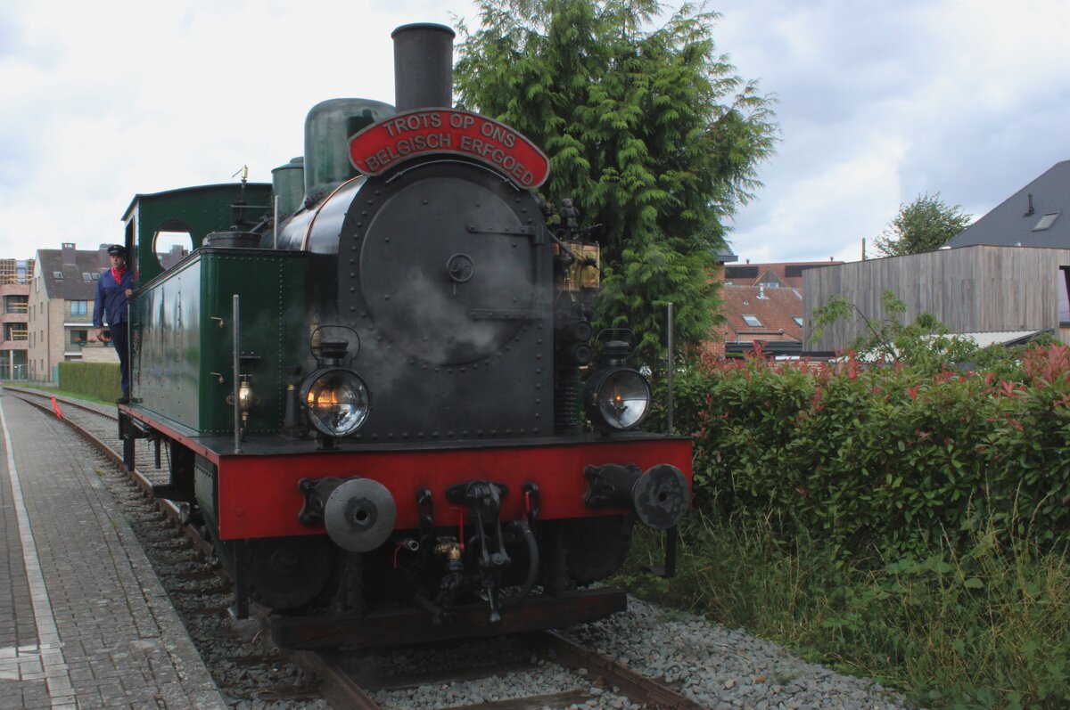 HELENA/Tubize 2069 der Stoomtrein Dendermonde-Puurs steht am 7 Juli 2024 in Puurs -der Bahnsteig von die SDP und nicht das 200 Meter entfernter NMBS-bahnhof.