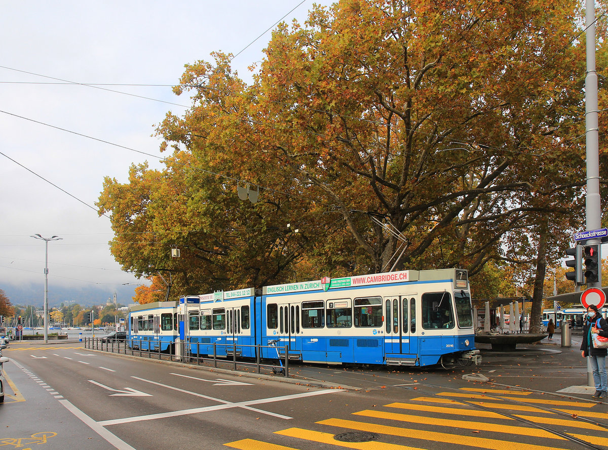 Herbstliches Zürich: Tram 2000 Komposition 2016 + 2309 am Bellevue. 17.Oktober 2020 