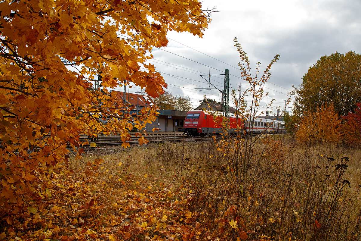 Herbstzeit auf der Geislinger Steige...
Geschoben von der DB 101 104-8 fährt ein IC am 26.10.2021 durch Amstetten (Württ) in Richtung Ulm.