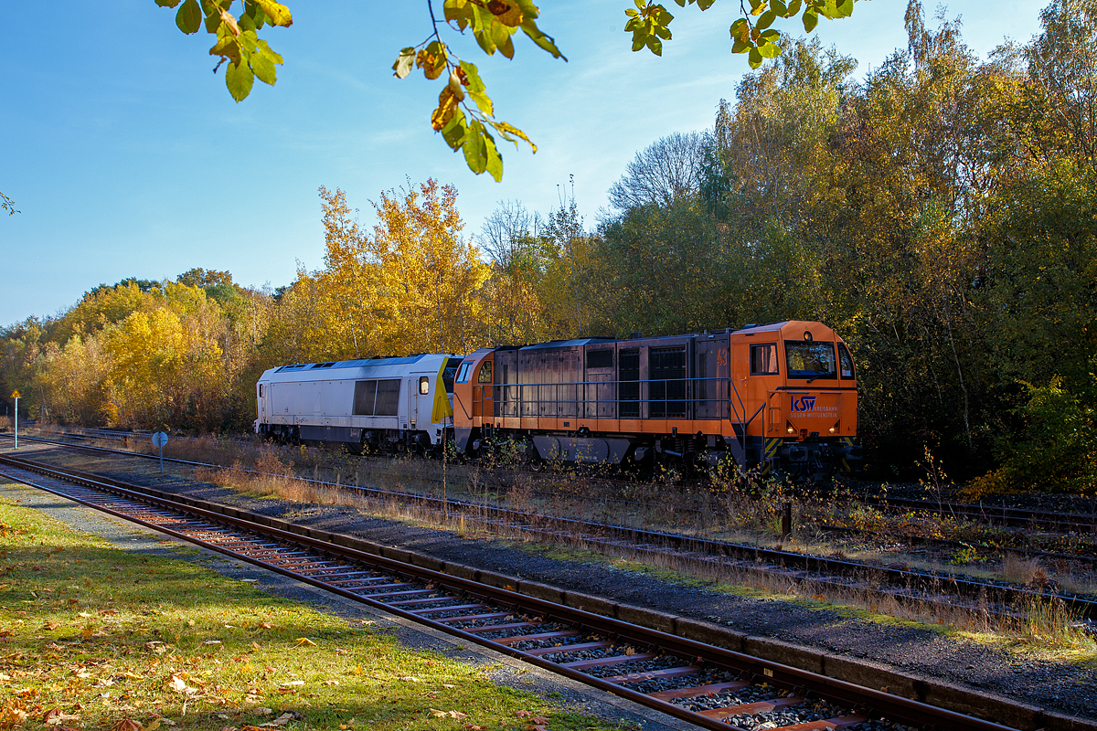 Herbstzeit im Hellertal.....
Noch haben sie am 28.10.2021 im Bahnhof Herdorf auf Gleis 4 Hp 0 und müssen den Gegenzug RB 96 – Hellertalbahn abwarten, die Mietlok der Voith Maxima 30 CC – VTLT 263 005-5 (92 80 1263 005-1 D-VTLT) der Voith Turbo Lokomotivtechnik GmbH & Co. KG am Haken der KSW 43 (92 80 1273 018-2 D-KSW) der KSW (Kreisbahn Siegen-Wittgenstein) bevor es von Herdorf in Richtung Betzdorf (Sieg) weiter geht.