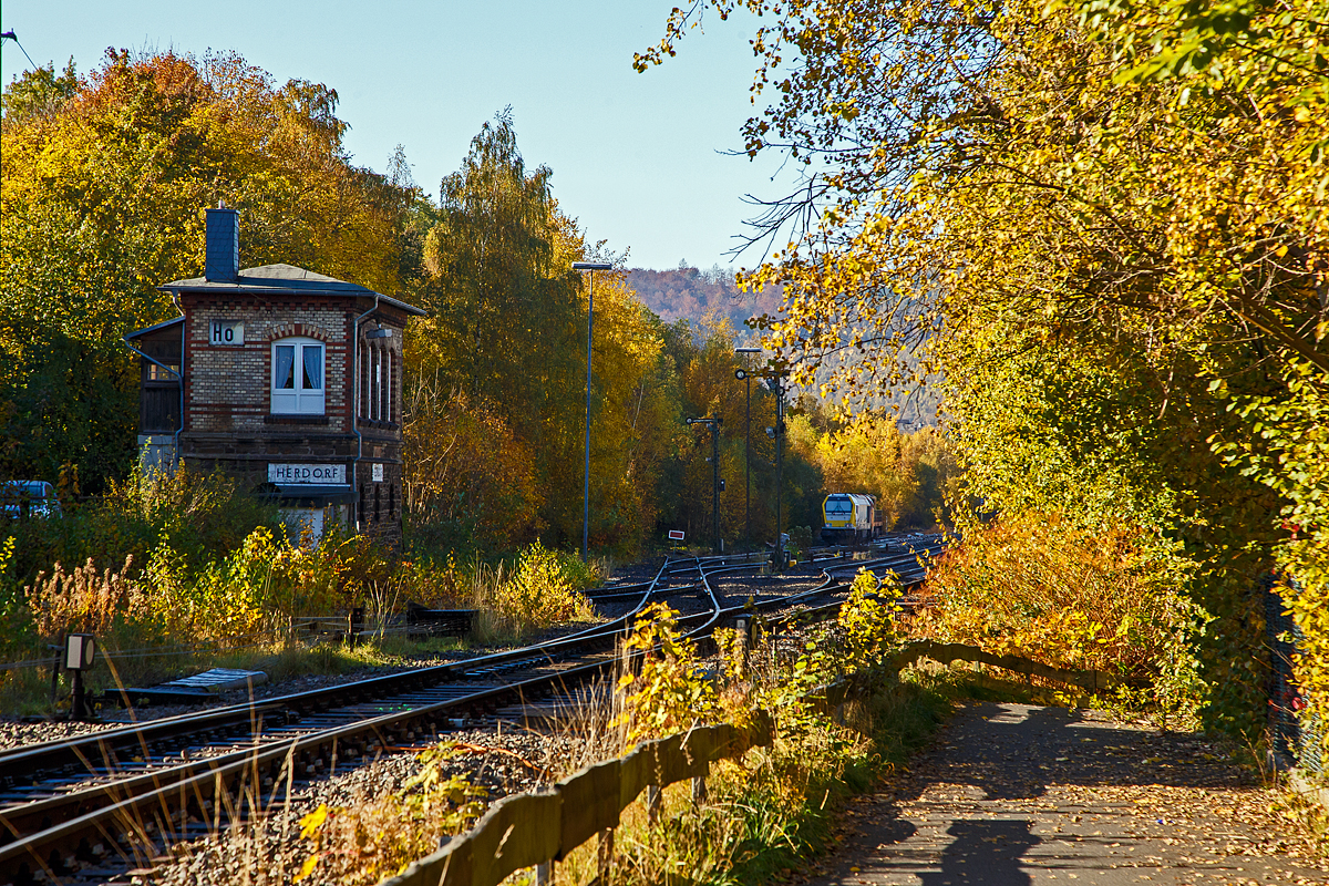 Herbstzeit oder Indian Summer im Hellertal.....
Links das Weichenwärter-Stellwerk Herdorf Ost am 28.10.2021. Hinten auf Gleis 4 vom Bahnhof Herdorf, die KSW 43 (92 80 1273 018-2 D-KSW) der KSW (Kreisbahn Siegen-Wittgenstein) fährt mit der Mietlok Voith Maxima 30 CC – VTLT 263 005-5 (92 80 1263 005-1 D-VTLT) am Haken in Richtung Betzdorf.
