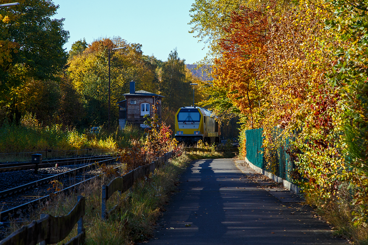 Herbstzeit oder Indian Summer im Hellertal.....
Links das Weichenwärter-Stellwerk Herdorf Ost am 28.10.2021. Die Mietlok die Voith Maxima 30 CC – VTLT 263 005-5 (92 80 1263 005-1 D-VTLT) der Voith Turbo Lokomotivtechnik GmbH & Co. KG am Haken der KSW 43 (92 80 1273 018-2 D-KSW) der KSW (Kreisbahn Siegen-Wittgenstein) wird am 28.10.2021von Herdorf in Richtung Betzdorf (Sieg) gezogen.