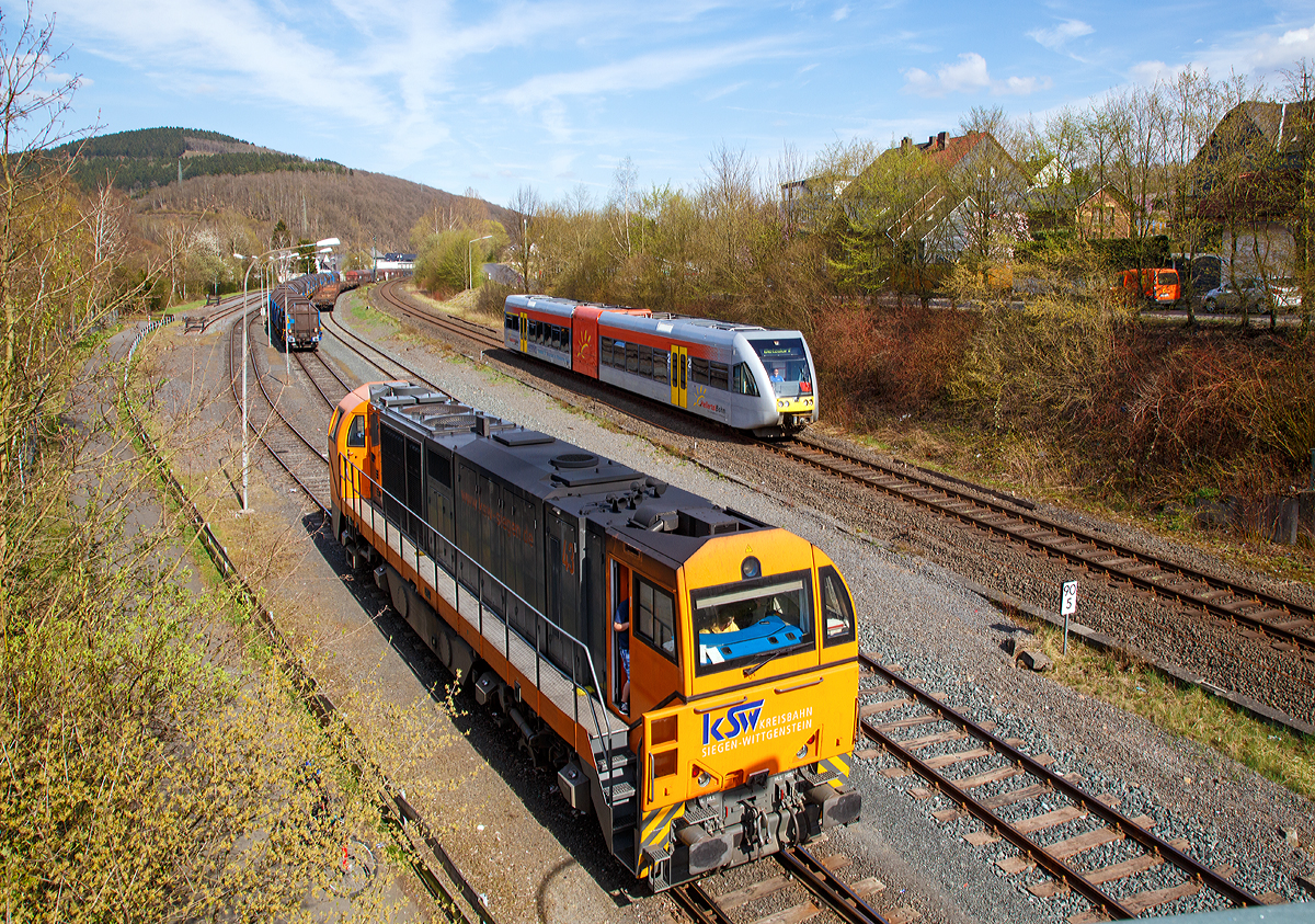 
Herdorf den 17.04.2015:
Während die Lok 43 (92 80 1273 018-2 D-KSW) der KSW (Kreisbahn Siegen-Wittgenstein) eine MaK G 2000 auf dem Rangierbahnhof der KSW in Herdorf (Betriebsstätte Freien Grunder Eisenbahn) noch auf die Ankunft der letzten Wagen für den Übergabezug wartet, kommt ein Stadler GTW 2/6 der Hellertalbahn, als RB 96  Hellertal-Bahn  (Neunkirchen - Herdorf - Betzdorf) über die gleichnamentliche Strecke Hellertalbahn (KBS 462) und erreicht gleich den Bahnhof Herdorf.