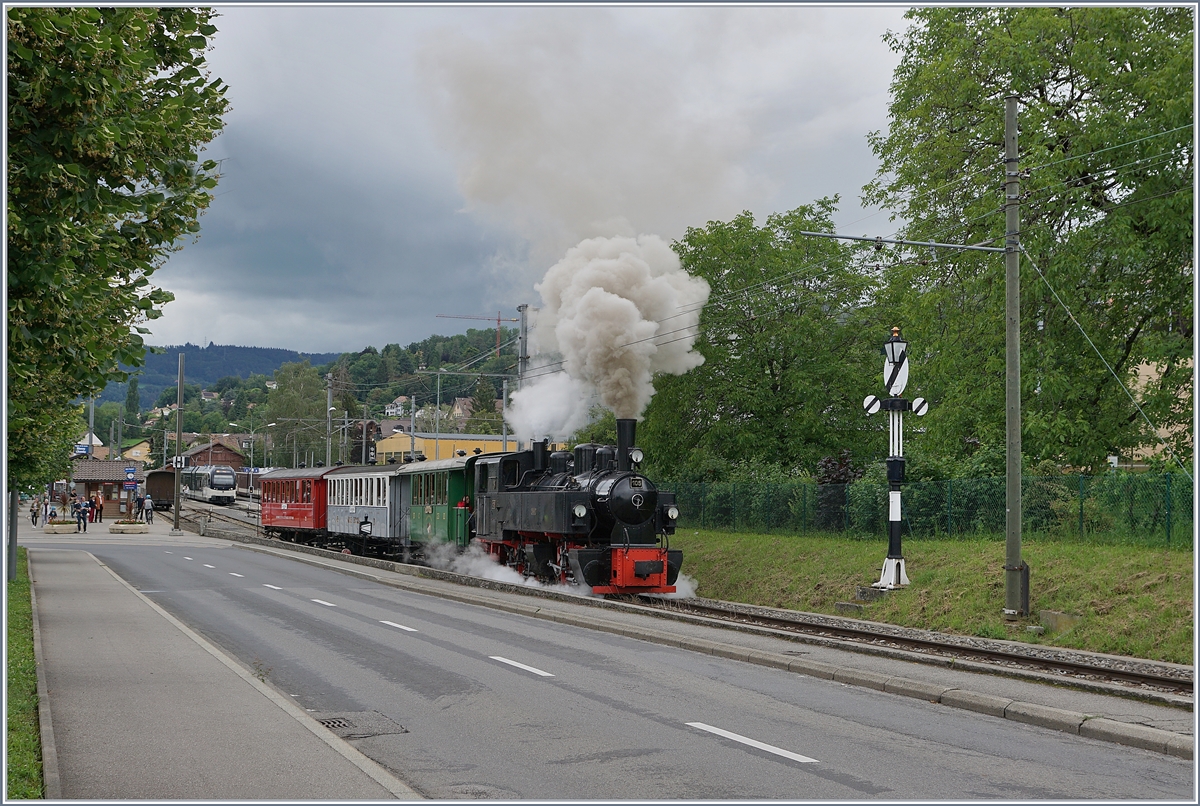 Herrlich rauchend und dampfend verlässt die Blonay-Chamby G 2x 2/2 105 Blonay in Richtung Chamby. 14. Juni 2020