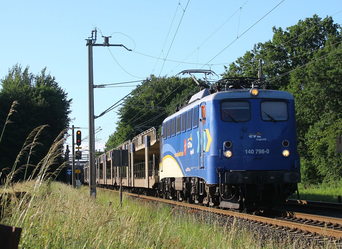 Heute fuhr der BLG Autotranportleerzug ausnahmsweise an einem Dienstag. Hier hat die evb 140 798 mit diesem Zug den Grenzbahnhof Pattburg/Padborg verlassen und passiert die Grenze Richtung Süden, Harrislee Grenze 28.06.2022