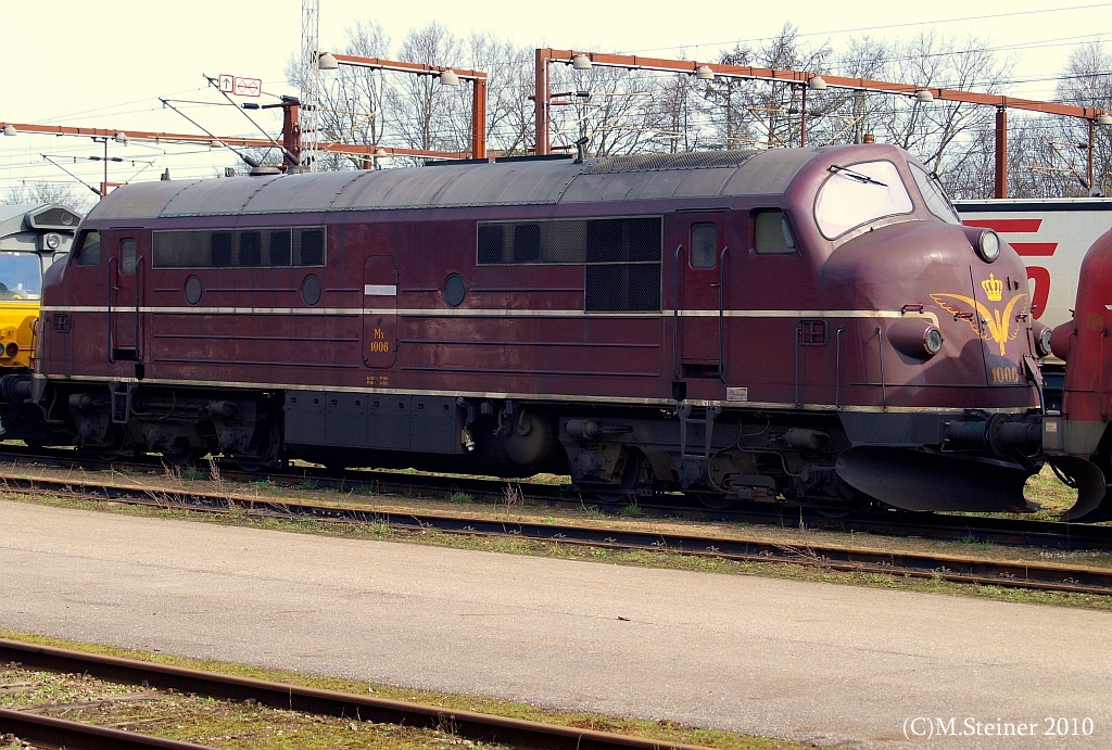 Heute gibts mal 5 Aufnahmen der NOHAB Loks aus dem Archiv, alle neu bearbeitet und zugeschnitten. Den Anfang mach die MX 1006, 1961 in Betrieb genommen wurde sie 1991 ausgemustert, 1970 hatte sie einen schweren Unfall(Flankenfahrt)und wurde wieder aufgebaut. Zuletzt war sie bei der Fa.ContecRail im Dienst, ob sie nach dem Fristablauf wieder eine HU bekam ist mit nicht bekannt. Padborg 02.04.2010