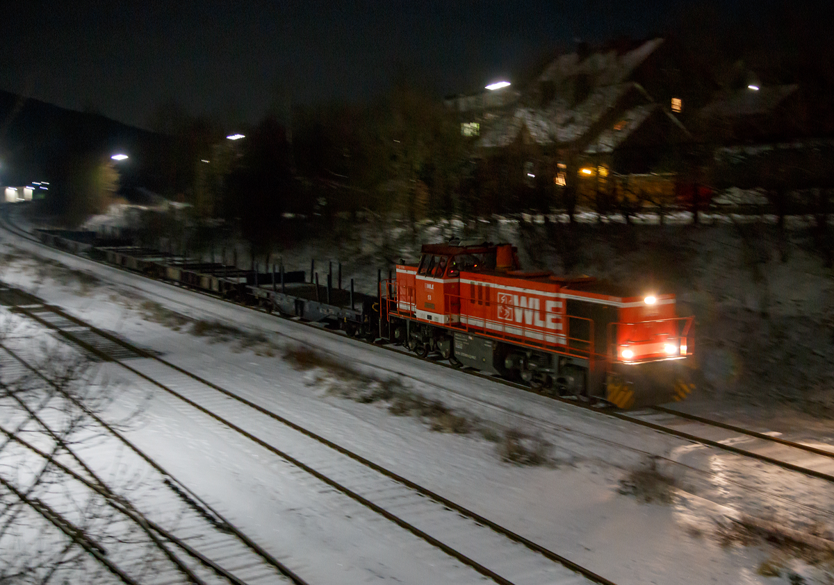 
Heute musste ich länger arbeiten, so sah ich auf der Heimfahrt was am Herdorfer Einfahrtsignal stehen und gleich drauf fuhr sie auch los...
Die WLE 53  Kreis Soest   (92 80 1275 106-3 D-WLE) der Westfälische Landes-Eisenbahn GmbH in Lippstadt  (eine MaK G 1206) kommt mit einem leeren Güterzug (Schwerlastwagen) von Burbach-Holzhausen über die Hellertalbahn (KBS 462), hier am 19.01.2016 in Herdorf (km 90,5) kurz vor der Brücke Wolfsweg.
