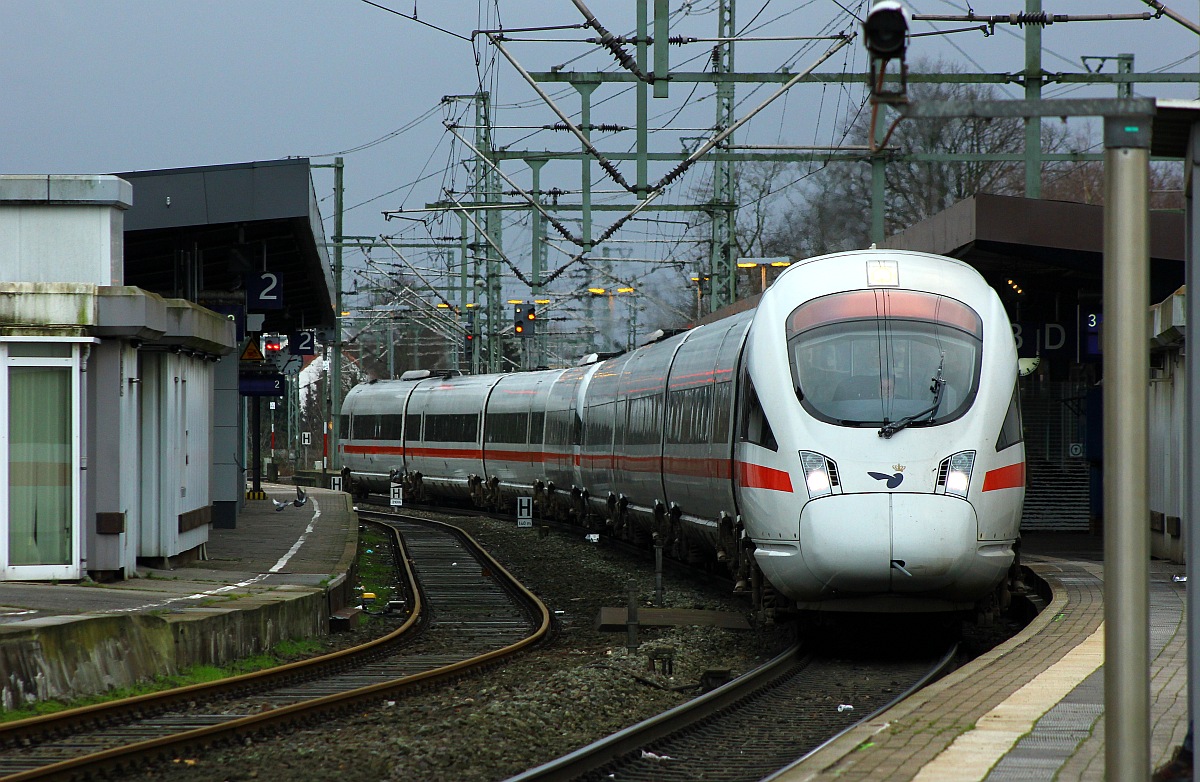 Heute zum letzten Mal offiziell unterwegs der ICE 380 nach Aarhus. Die aus diesem Grund durchgefhrte Fahrt in Doppeltraktion bestand aus den Triebzgen Tz 5518  Jever  und Tz 5514. Neumnster Pbf 12.12.2015