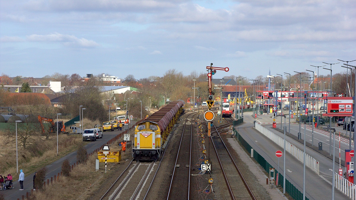 H.F Wiebe Lok 4, 212 107-7 mit Fcs Schotterzug , Niebll 19.03.2021 (09500)