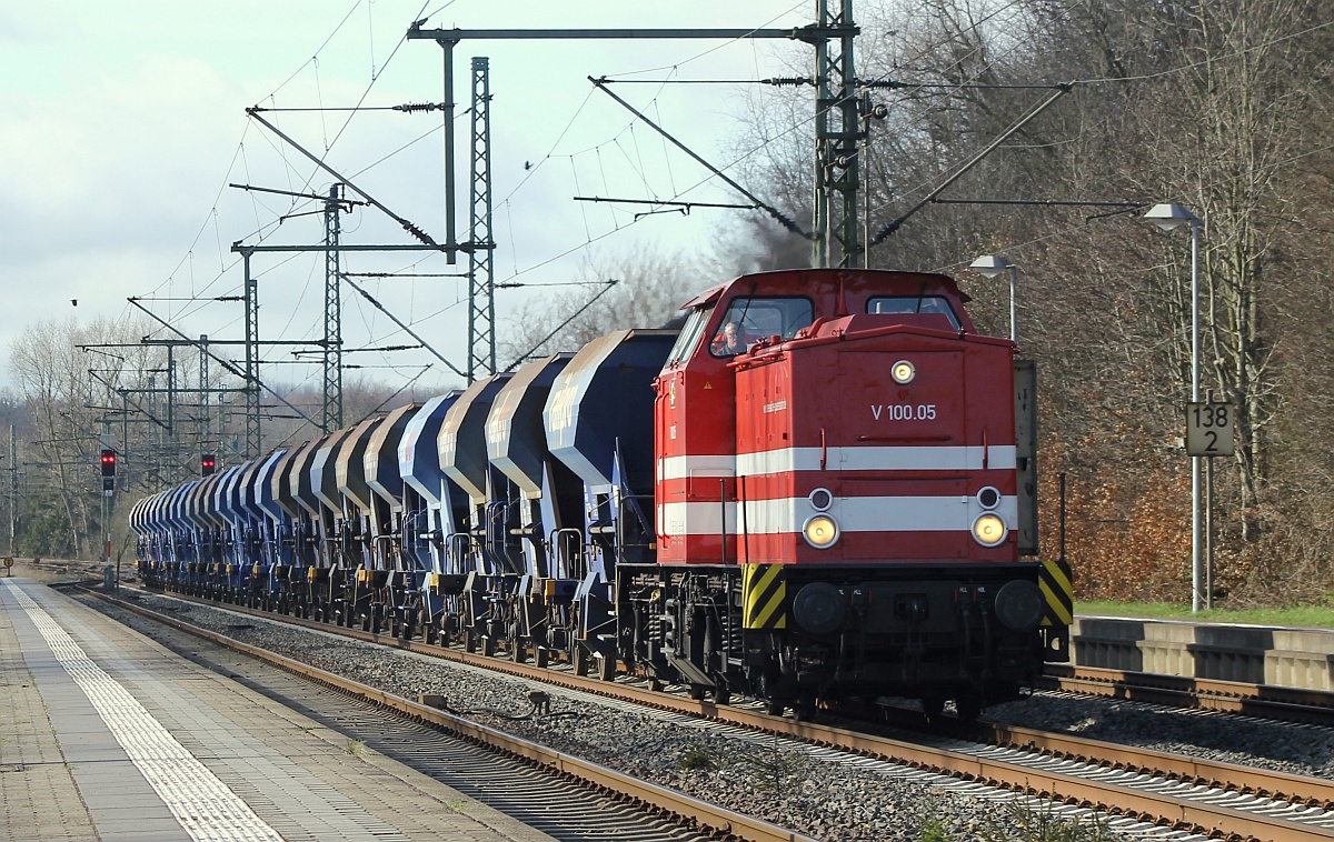 HGB V 100.05 oder 1202 726-6 mit 25 RailPro Schüttgutwagen aus Pattburg/DK kommend durchfährt hier Schleswig. 25.03.2017