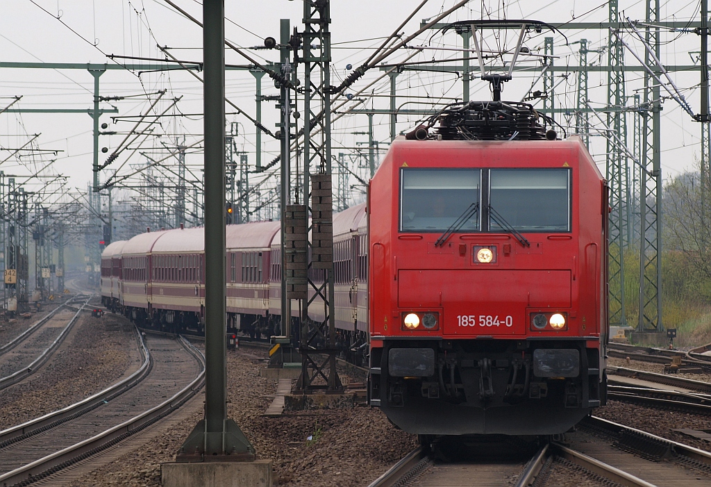 HGK 185 584-0 schlängelt sich hier mit einem Sonderzug in den Bhf HH-Harburg. 24.04.2010