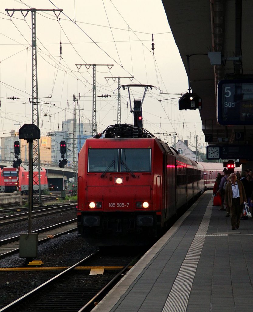 HGK 185 585-7 mit dem DPE 1850 von Dortmund nach München als Oktoberfest-Partyzug hat hier Einfahrt in den Koblenzer Hbf. 29.09.12