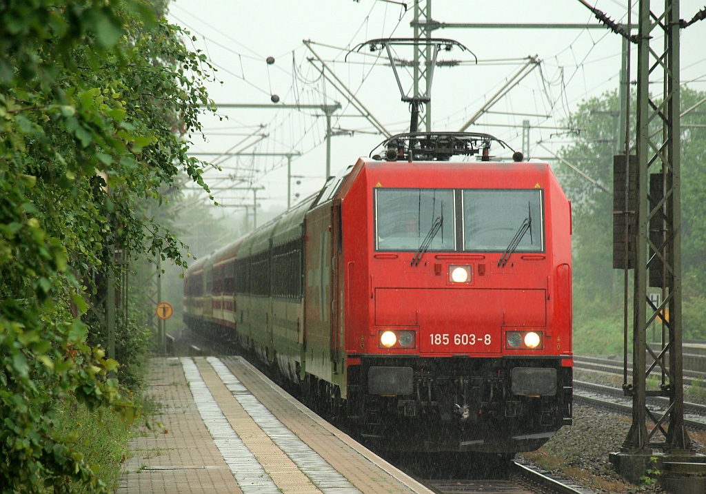 HGK 2061(91 80 6185 603-8 D-HGK Bo'Bo' Bombardier 2008/34212 TRAXX F140 AC2 5600 kW)zieht hier während eines Regenschauers einen Sonderzug für das 24 Std-Rennen in LeMans nach Padborg um dort die Fahrgäste aufzunehmen. Schleswig 08.06.2011(üaV)