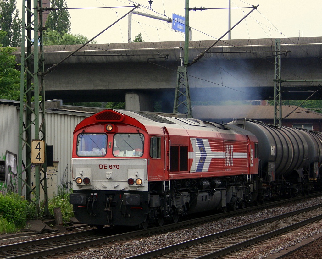 HGK DE670(266 070-2)dieselt mit einem Kewa-Zug durch HH-Harburg. 05.07.12