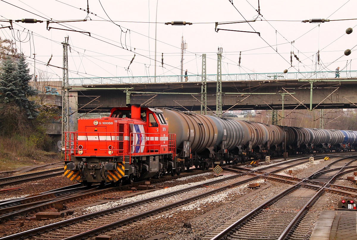 HGL RHC DH 714/1271 034-1 dieselt mit einem leeren Öler durch HH-Harburg. 31.03.2014