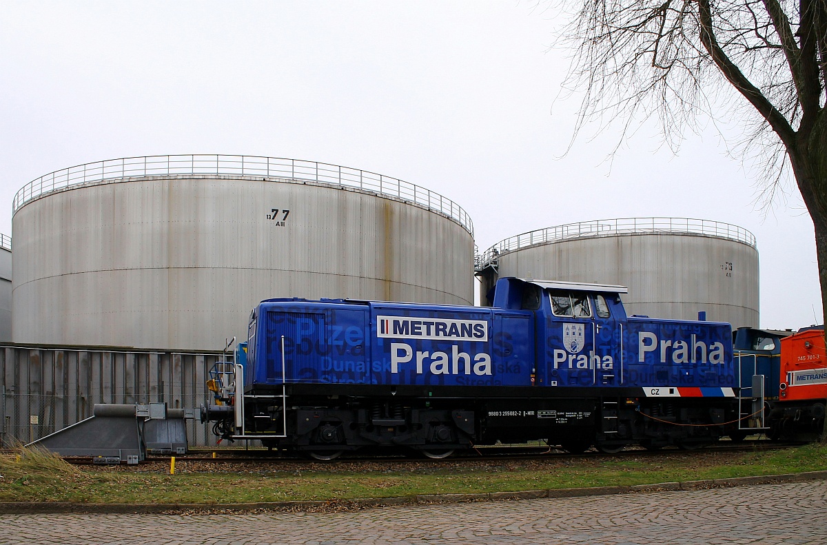 HHLA/Metrans 295 082-2(REV/HB X/04.07.14) abgestellt bei OilTanking in HH-Dradenau. 29.11.2014