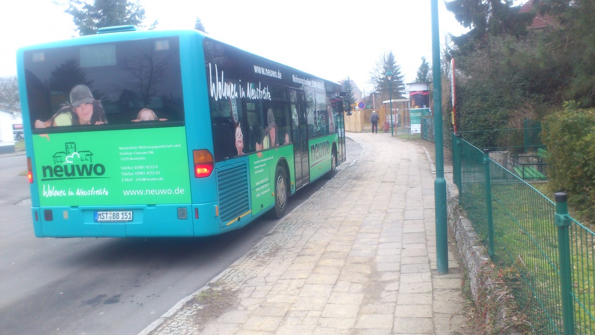 ....hier am Alexander Platz in Neustrelitz stand der Citaro der 1 Generation mit Werbung für ein Wohnungsunternehmen der Stadt 