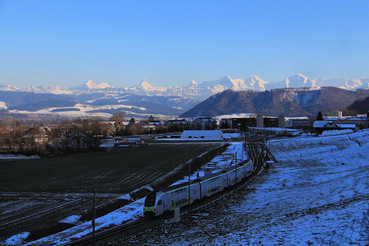 Hier bei Kehrsatz Nord entsteht die neue BLS-Doppelspur. MUTZ 007 fährt daneben Richtung Bern. 13.Februar 2018