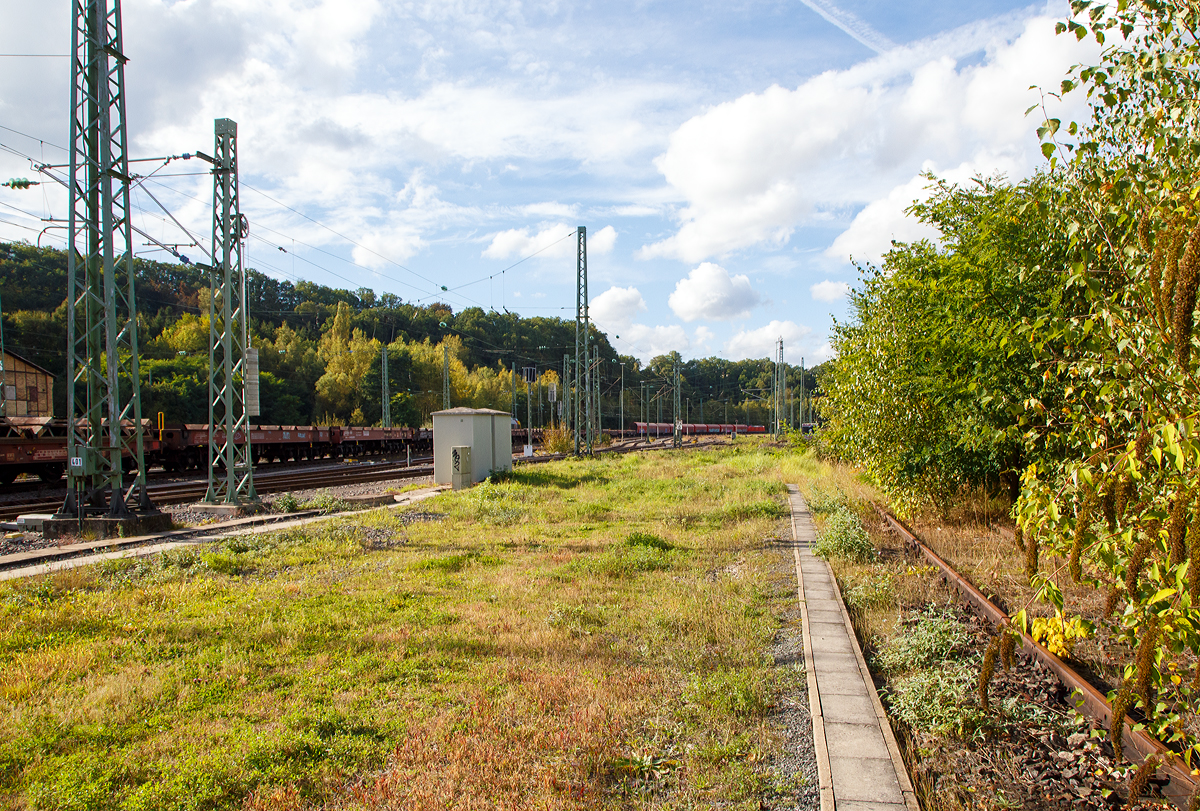 Hier in dem Nachschuss sieht man wie lange der Zug eigentlich war......
Die 185 148-4 (91 80 6185 148-4 D-DB) der DB Cargo fährt am 04.10.2021 mit einem sehr langen leeren Coilzug durch Betzdorf (Sieg) in Richtung Köln. 

Die Lok hat die Zulassungen für Deutschland und die Schweiz
