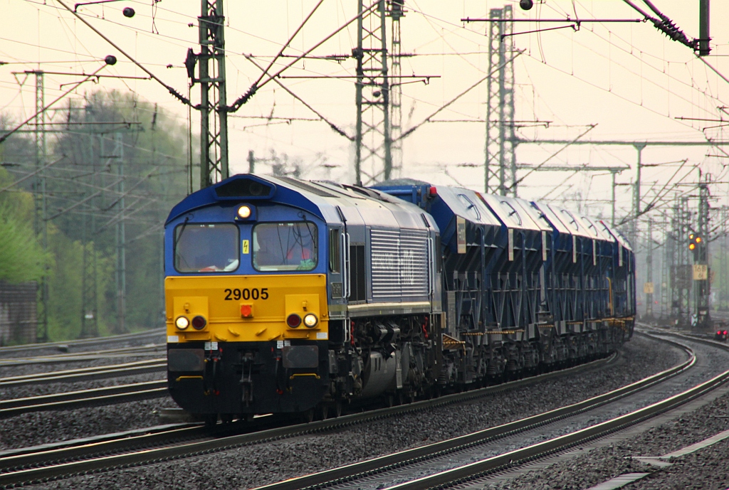 Hier dröhnt die HHPI 29005/266 029-8  Ted Gaffney  mit ihrem langen Bauzug durch HH-Harburg, Ziel ist die Baustelle für die neue Hafen U-Bahn. 28.04.2012(üaV)