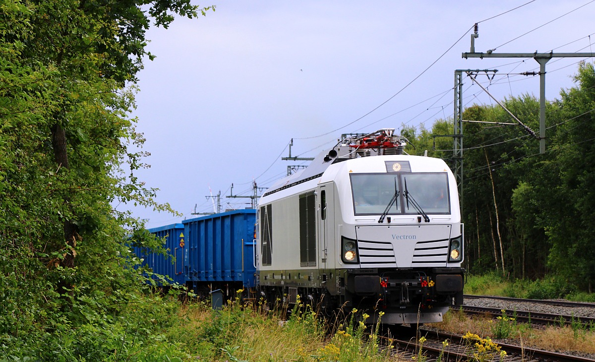 Hier drückt der Dual Mode Vectron den Düngermittelzug nun in das Ladegleis am Bhf Jübek. 14.07.2022