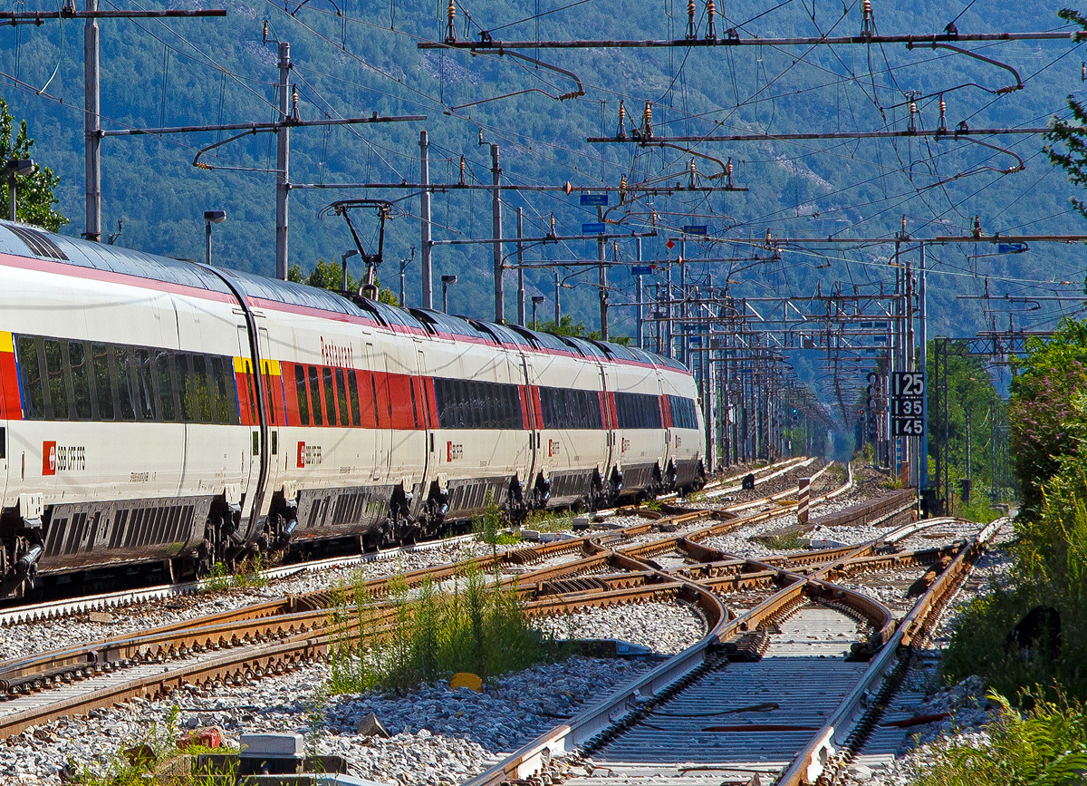 
Hier geht es mir weniger um den SBB ETR 610.007 (93 85 5 610 007-2 CH-SBB) der am 04.08.2019 gerade Domodossola in Richtung Milano (Mailand) verlässt, sondern um die Strecken. Geradeaus die zweigleisige Bahnstrecke Domodossola–Mailand (RFI 23), und nach rechts der Abzweig auf die eingleisige Bahnstrecke Domodossola-Novara  (RFI 14). Beide Strecken sind mit 3.000 Volt Gleichstrom elektrifiziert, während (weiter links nicht im Bild) die einspurige Güterzugumfahrung Domodossola zum Rangierbahnhof Beura-Cardezza (ex Bahnhof Domodossola II) mit 15 kV 16,7 Hz Wechselstrom elektrifiziert ist. 

Auch der Bahnhof Domodossola ist von den Stromsystemen zweigeteilt, 3.000 Volt Gleichstrom und 15 kV 16,7 Hz Wechselstrom. Daher werden hier auch Züge von einer FS D.245 Diesellok in und aus dem Abstellbereich rangiert. 

Für RoLa-Züge der RAlpin AG von und nach Novara findet im Bahnhof Domodossola ein Lokwechsel zwischen BLS Re 485 Lok (ohne Italienzulassung) und Mehrsystemloks SBB Cargo (mit Italienzulassung) statt. Die BLS fährt die Züge zwischen Deutschland und Domodossola (mit 15 kV 16,7 Hz Wechselstrom) und die SBB Cargo zwischen Domodossola und Novara (mit 3.000 Volt Gleichstrom). 
