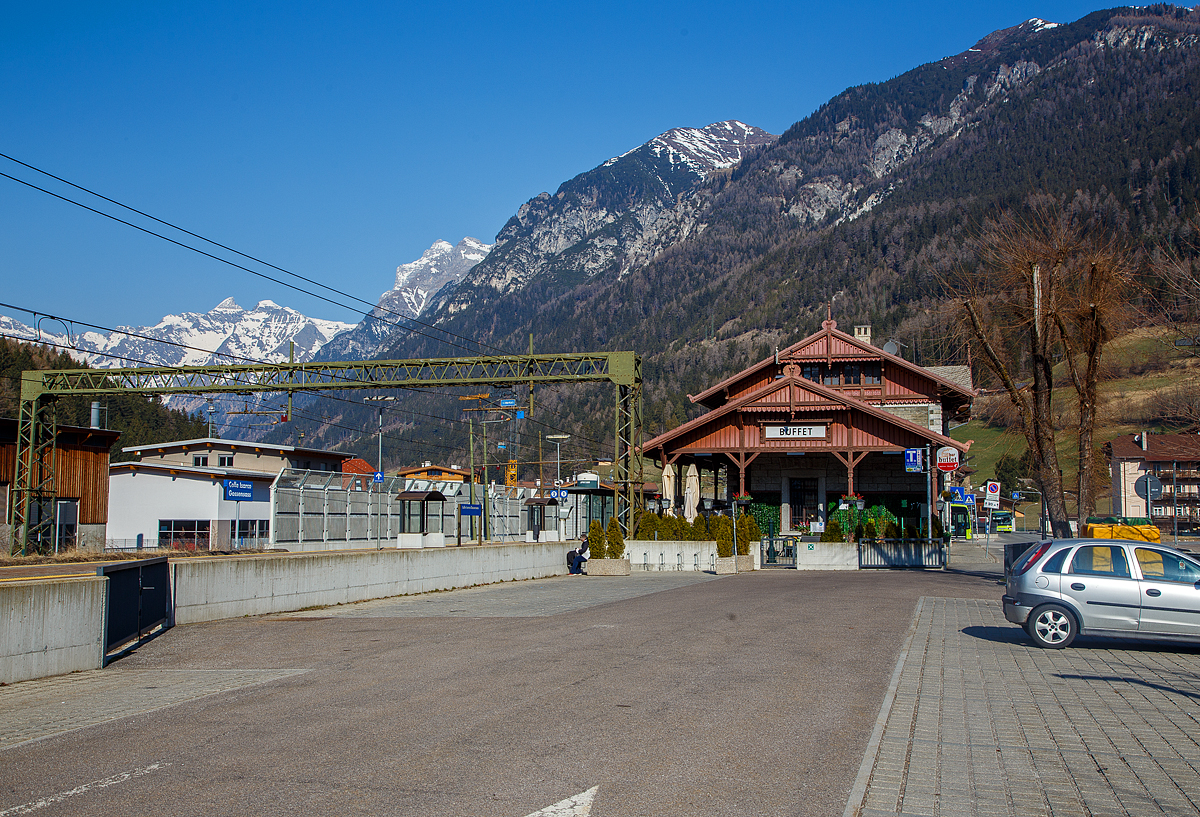 Hier kann man auch den Espresso genießen....
Der Bahnhof Gossensaß / Colle Isarco (Südtirol, amtlich Autonome Provinz Bozen – Südtirol) an der Brennerbahn am 27.03.2022. Hier Südansicht, Blickrichtung Brenner. 

Der Bahnhof Gossensaß ist der erste Haltepunkt im Wipptal südlich des Brennerpasses, zu dem die Bahnstrecke von hier aus über den Pflerschtunnel ansteigt. Er liegt auf 1.066,9 m Höhe nahe dem Zentrum von Gossensaß, dem Hauptort der Gemeinde Brenner.Der Bahnhof wurde 1867 zusammen mit dem gesamten Abschnitt der Brennerbahn zwischen Innsbruck und Bozen in Betrieb genommen. Durch ihn erlebte Gossensaß bis zum Ersten Weltkrieg seine Blütezeit als bekannter Touristenort. 