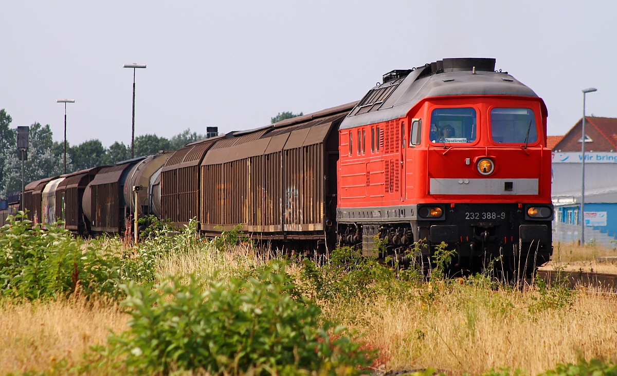 Hier kommt der  Dieselknecht  mit seiner 232 388-9 und einem Gterzug aus Dnemark durch Husum-Nord gefahren. 01.08.2014 (04000)