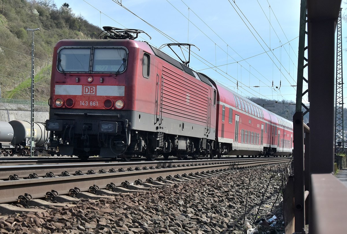 Hier kommt eine Hennigsdorferin mit einem RB27 nach Köln Hbf am Samstag den 25.3.2017 vor meine Linse, als sie gerade den Bahnhof Linz gen Erpel verlässt. Das Foto ist vom Seitenweg durch das Gitter entstanden. 