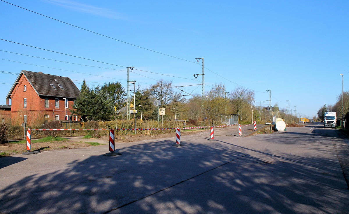 Hier mal der Blick auf die einmal wegen der Bauarbeiten zur  ESTWsierung  und wegen der Beladung eines Spül-und Reinigungszuges gesperrte Laderampe im/am Haltepunkt Jübek. 18.04.2015