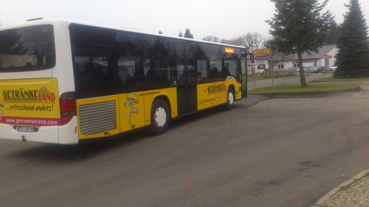 ...hier mal dieser Setra S 415 NF von B.B. Reisen Neustrelitz am Alexander Platz fotografiert die als Stadtbus oder auch als �berlandbus unterwegs sind 
...mit Werbung f�r einen Getr�ne Markt der �berall im Land zu finden ist
