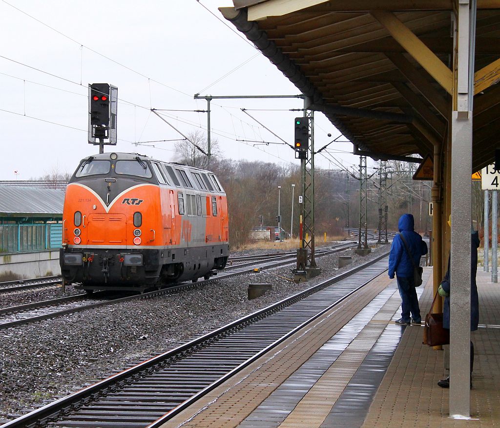 Hier nochmal ein Bild der RTS 221 134-0 wie sie Schleswig Richtung Flensburg verlässt um dort zu helfen. 08.03.2013