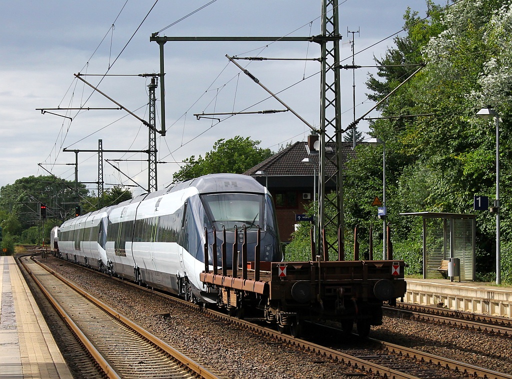 Hier nochmal ein Nachschuss auf den DGS 43894 mit Zuglok 185 540-2 der zwei neue Triebwagen aus Italien nach Dänemark überführte. Schleswig 12.08.2013