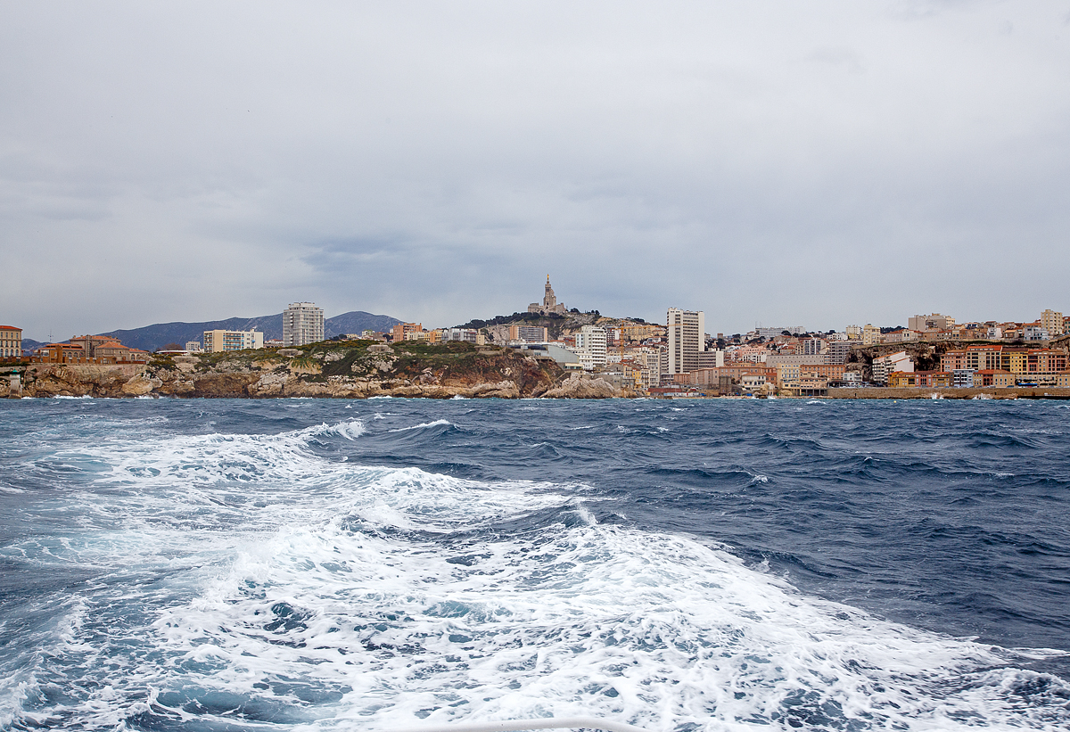 Hier nochmal ohne Gicht.....
Mit der Henri-Jacques Espérandieu eine der Touristen-Fähren geht es am 25.03.2015 vom alten Hafen Marseille (le Vieux-Port de Marseille)   zu den Frioul Inseln (u.a. zur Île d’If mit dem Chateau d' If). Hier hatte ich vom Heck des Schiffes (Achterdeck) den Blick auf Marien-Wallfahrtskirche Notre-Dame de la Garde.

Das offene Achterdeck hatte ich für mich alleine, denn mach dem wir Alten Hafen (le Vieux-Port) verlassen hatten und auf der offener See waren, herrschte starker Seegang und es wurde sehr unruhig. Fast alle Passagiere hatten alle Gesichtsfarben verloren nur Armin strahlte übers ganze Gesicht......
