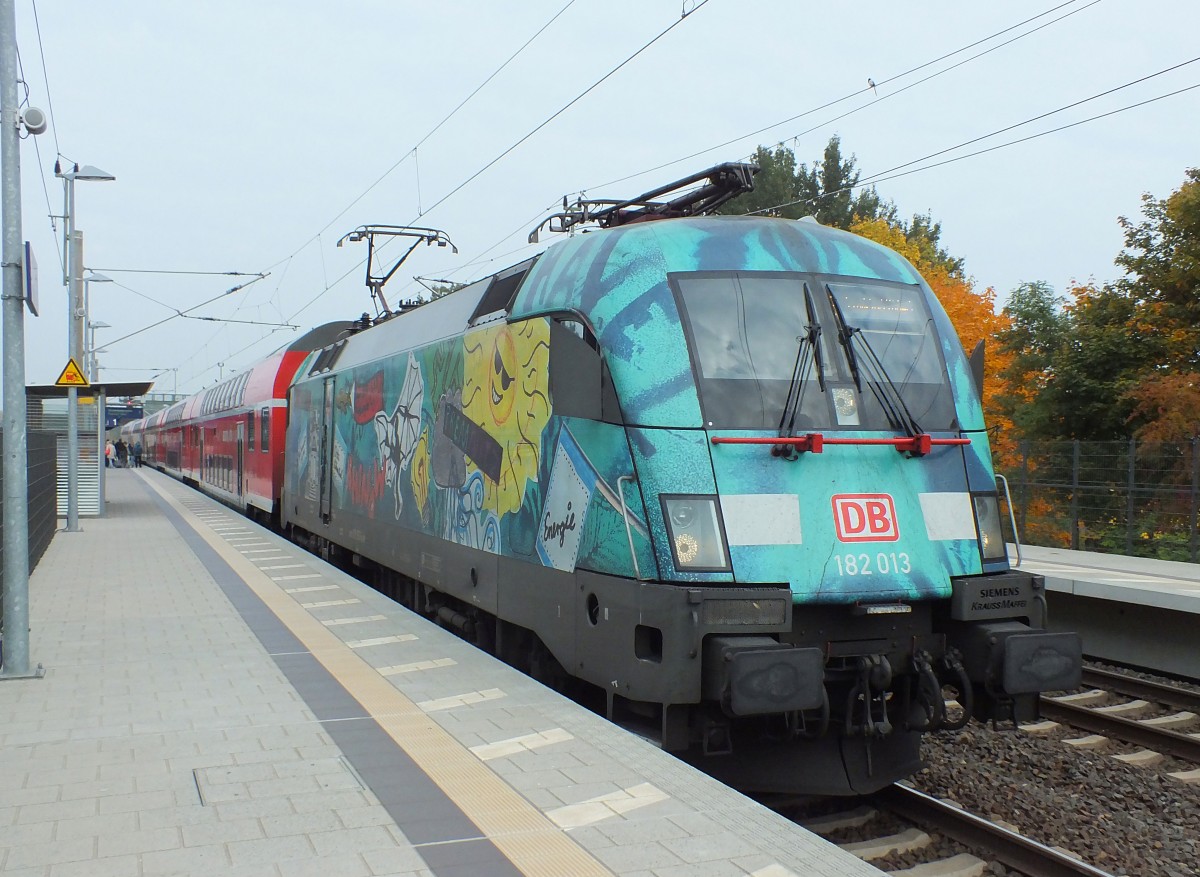 Hier ist sie nochmal in sch�ne: Die BUGA-Werbe-182, die �brigens von Sch�lern verzeirt wurde. Am 9.10.13 steht sie in Erkner.
RE1 -> Frankfurt (Oder)